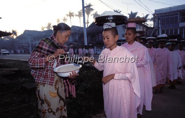 birmanie 29.JPG - Nonnes demandant l'aumonePegu (Bago)Birmanie (Myanmar)